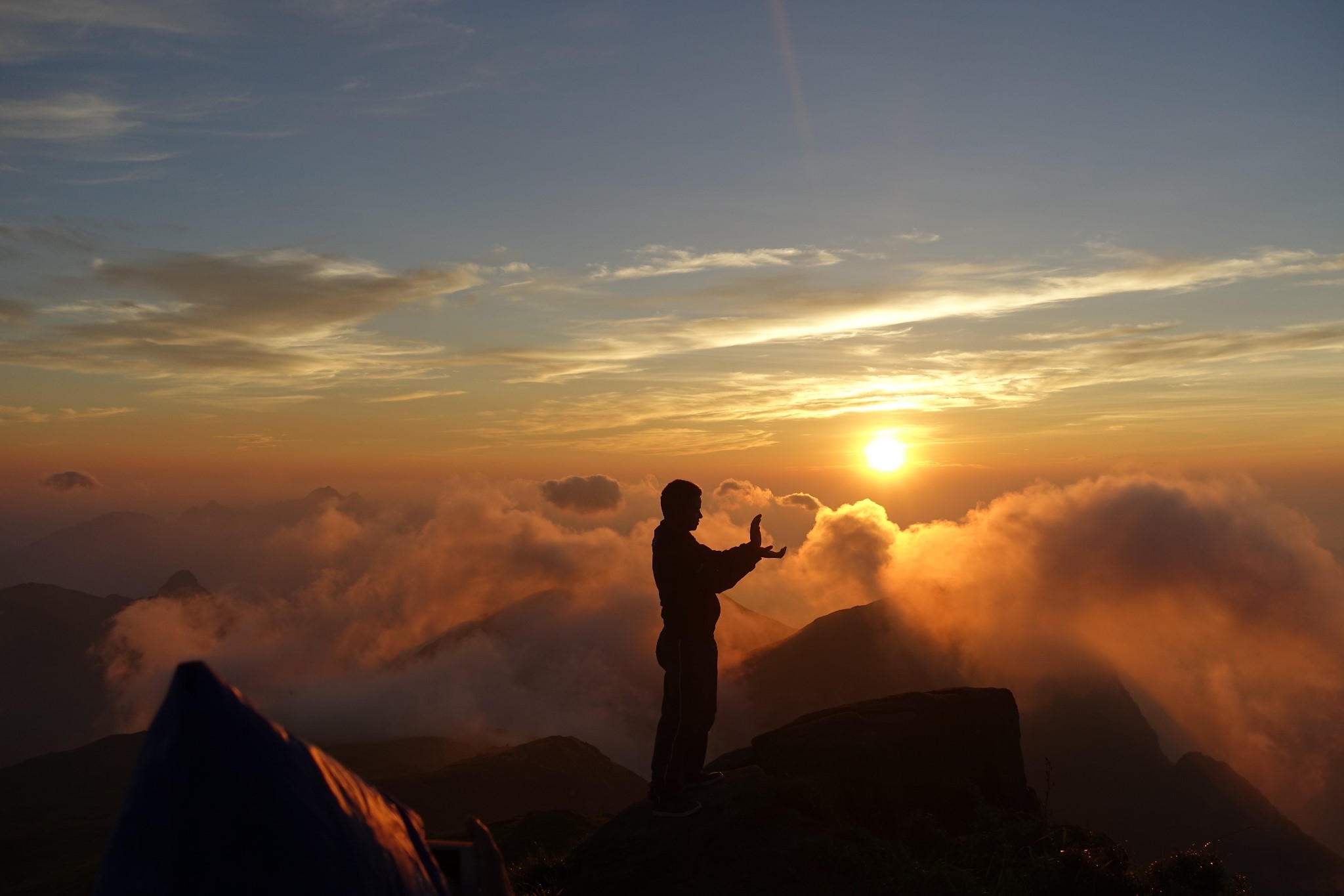 登顶山巅,仿佛置身于云天之上,四周的座座山峰在茫茫云海之中突兀而起