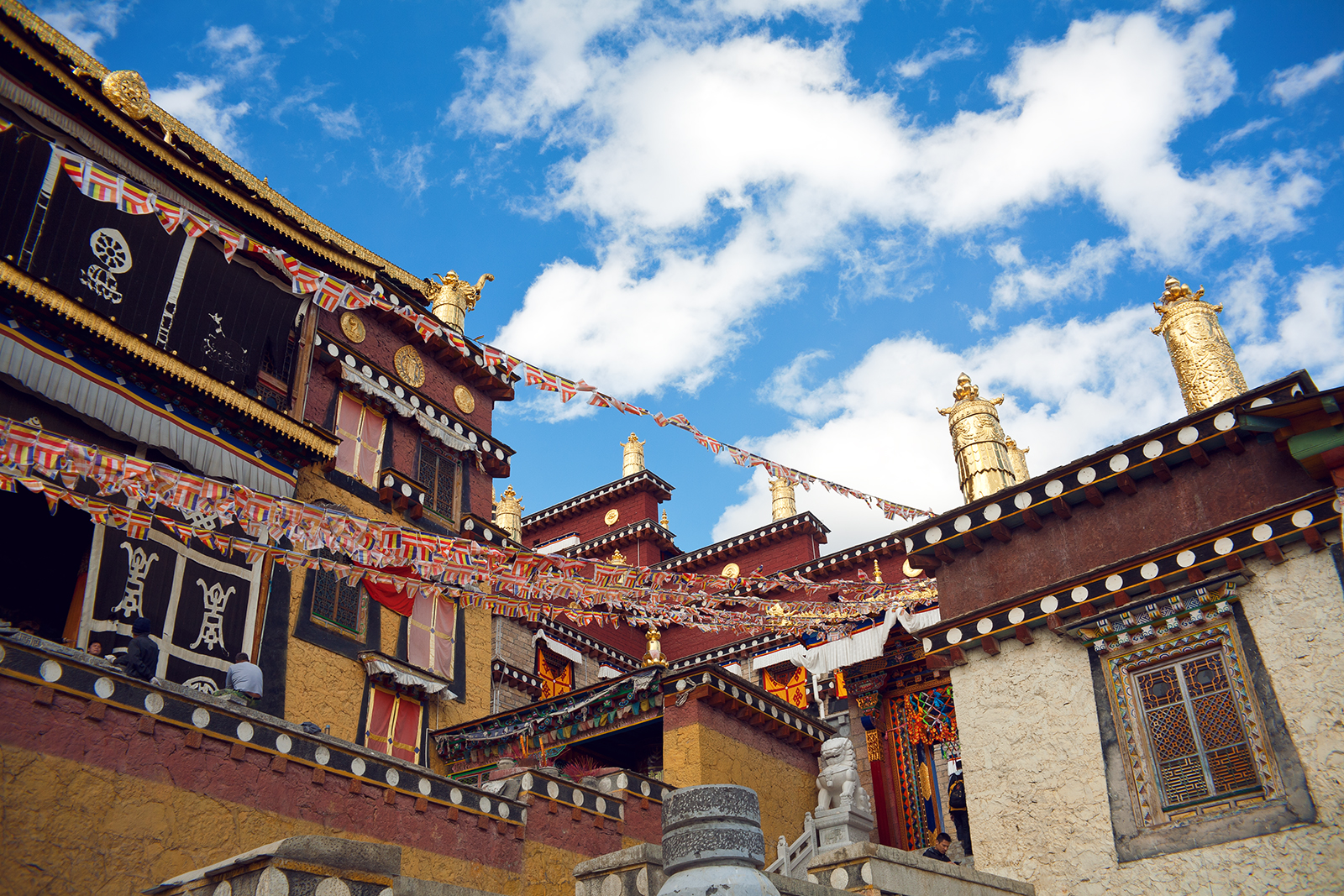 春节假期 七彩云南西北精华环线8天游 高铁往返